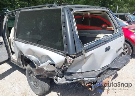 1993 Chevrolet Suburban C1500 z USA, uszkodzony, nr VIN 1GNEC16K6PJ375804